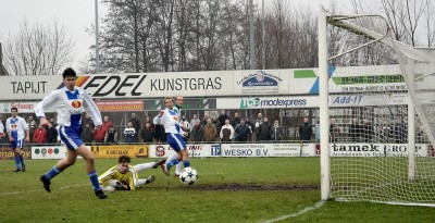 De bal op weg naar het doel van WHC, echter zonder resultaat. (Foto Helmich Lubberts)